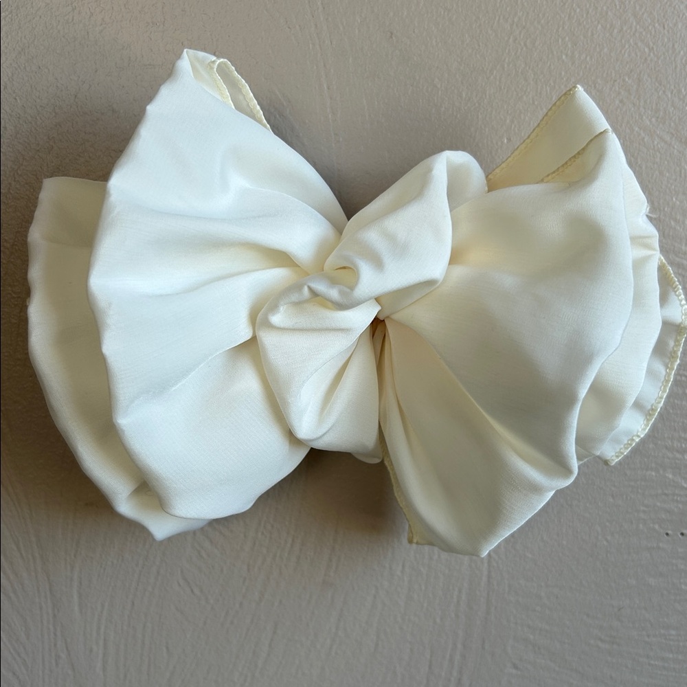 Vintage Unbranded Soft Ivory Chiffon Bow Barrette Hair Accessory.